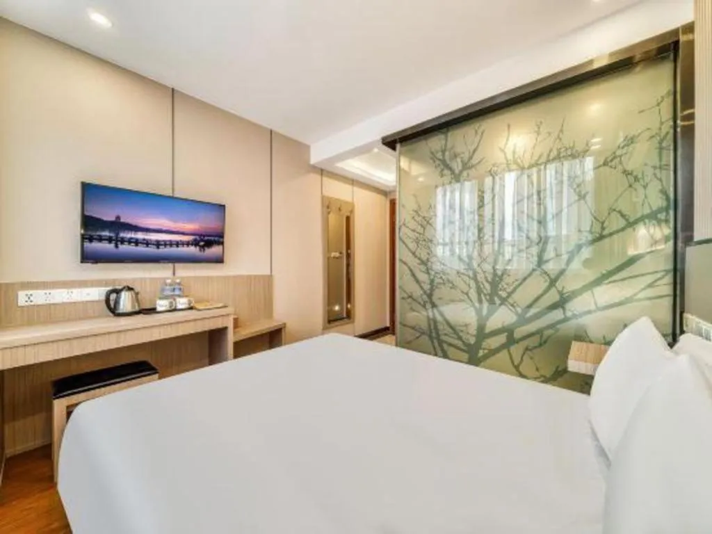 Bed in Vatica ShangHai Pudong Airport Disney Huaxia(E) Road Metro Station Hotel .