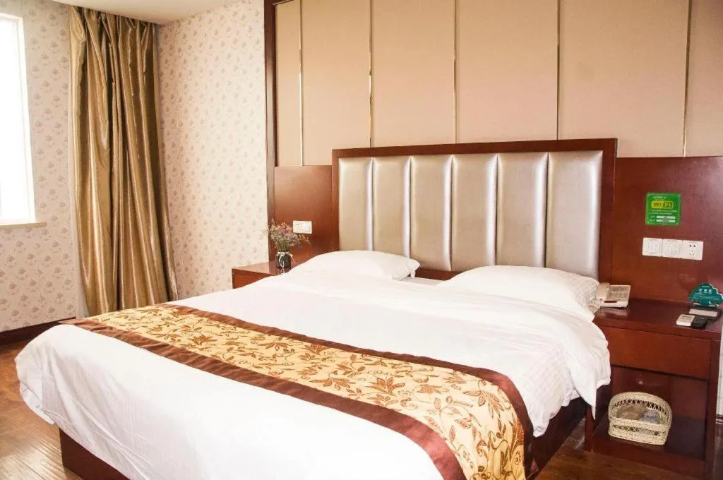 Bed in GreenTree Inn JiangSu Wuxi Jiangyin City QinGYAng Town Fuqian Road Express Hotel