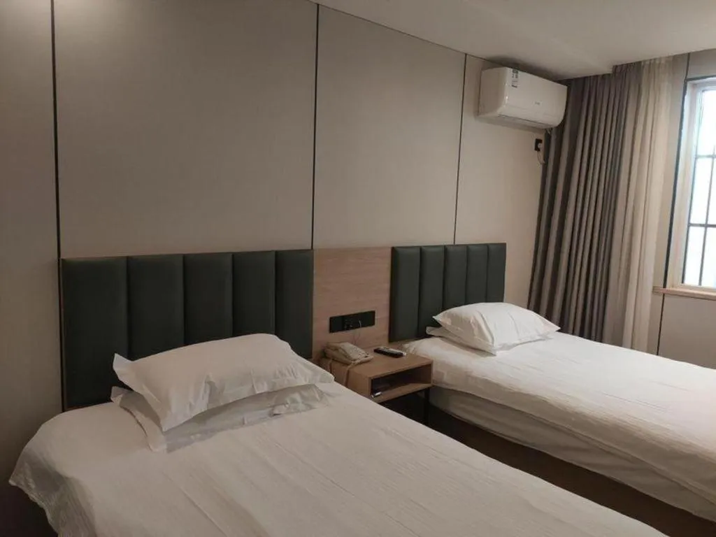 Bed in GreenTree Inn Yangzhou Slender West Lake Wencheng Attic Express Hotel