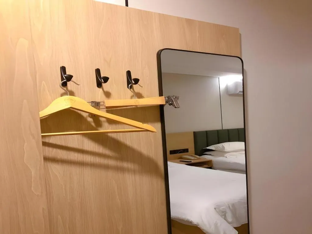 Bed in GreenTree Inn Yangzhou Slender West Lake Wencheng Attic Express Hotel