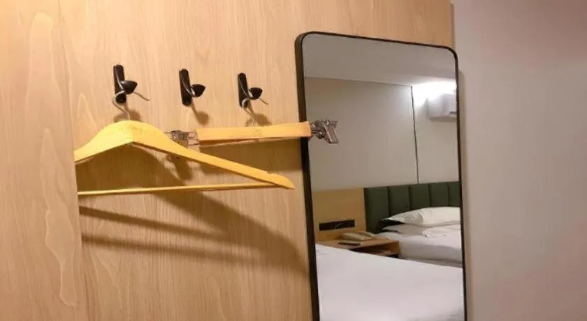 Bed in GreenTree Inn Yangzhou Slender West Lake Wencheng Attic Express Hotel