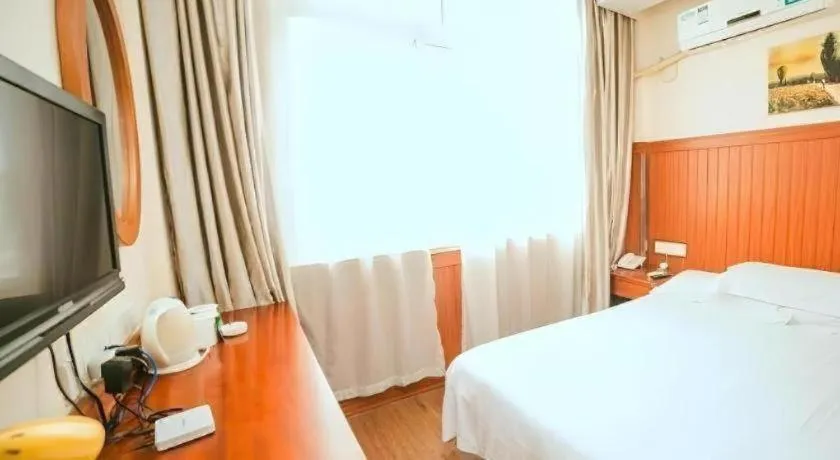 Bed in GreenTree Inn Yangzhou Slender West Lake Wencheng Attic Express Hotel