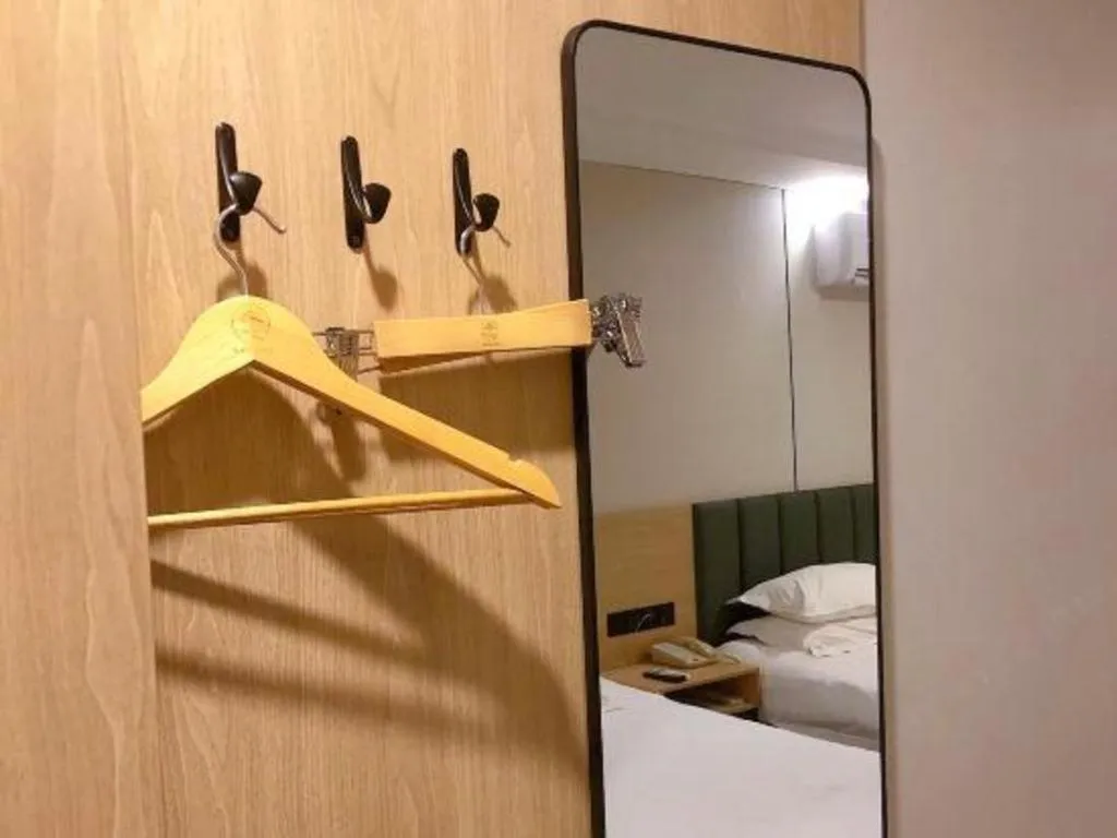 Bed in GreenTree Inn Yangzhou Slender West Lake Wencheng Attic Express Hotel