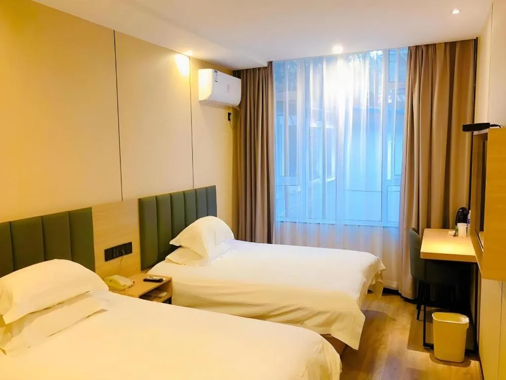 Bed in GreenTree Inn Yangzhou Slender West Lake Wencheng Attic Express Hotel