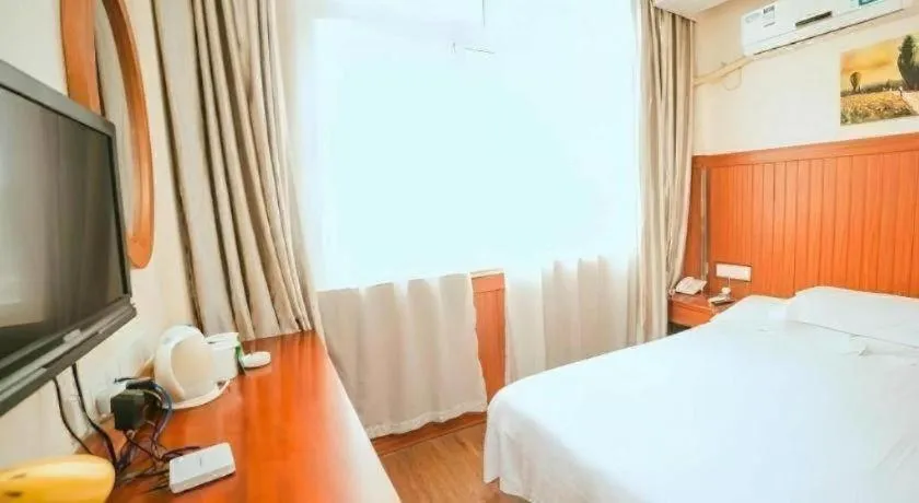 Bed in GreenTree Inn Yangzhou Slender West Lake Wencheng Attic Express Hotel
