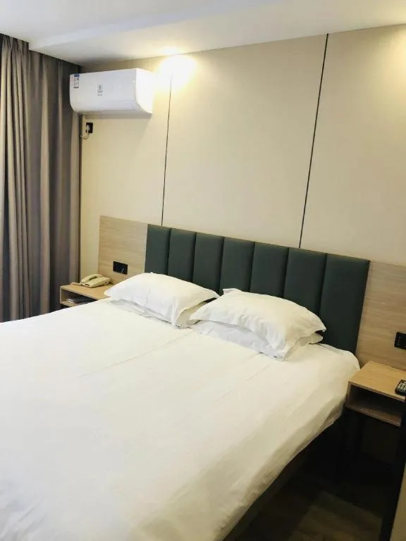 Bed in GreenTree Inn Yangzhou Slender West Lake Wencheng Attic Express Hotel