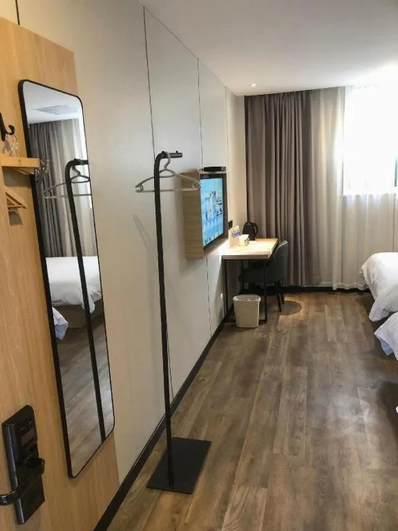 Bed in GreenTree Inn Yangzhou Slender West Lake Wencheng Attic Express Hotel