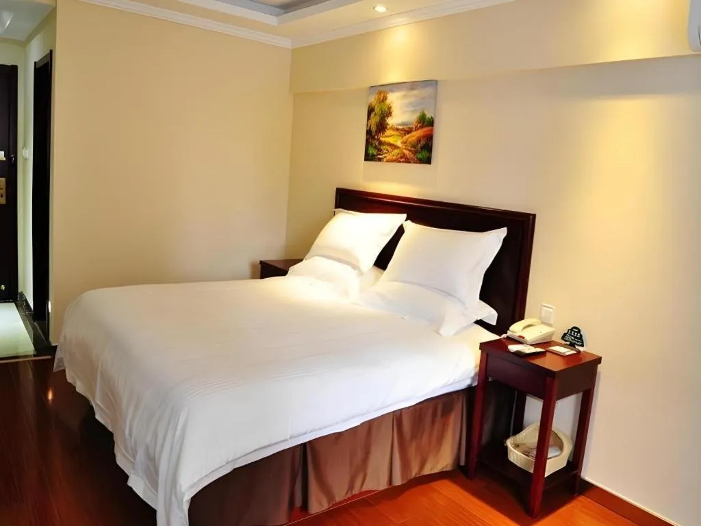 Bed in GreenTree Inn Yangzhou Slender West Lake Wencheng Attic Express Hotel