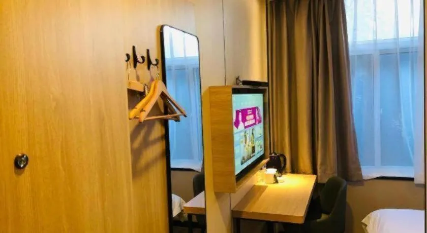 Bed in GreenTree Inn Yangzhou Slender West Lake Wencheng Attic Express Hotel