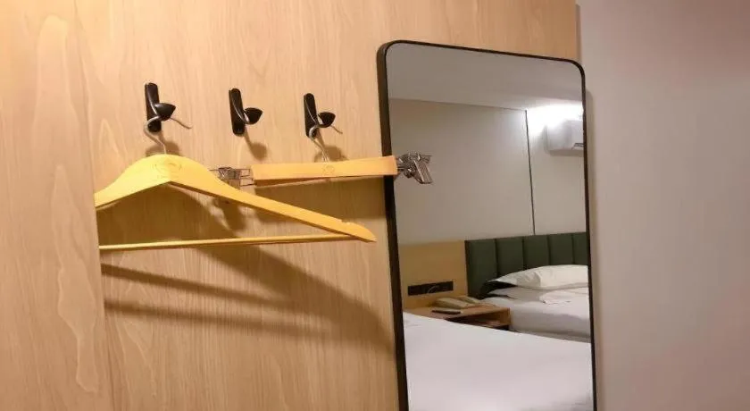 Bed in GreenTree Inn Yangzhou Slender West Lake Wencheng Attic Express Hotel