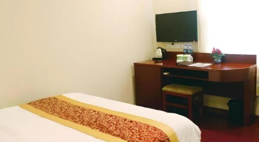 Bed in GreenTree Inn Shanghai MinHang ZhuanQiao Subway Station East ZhuanXing Road Shell Hotel