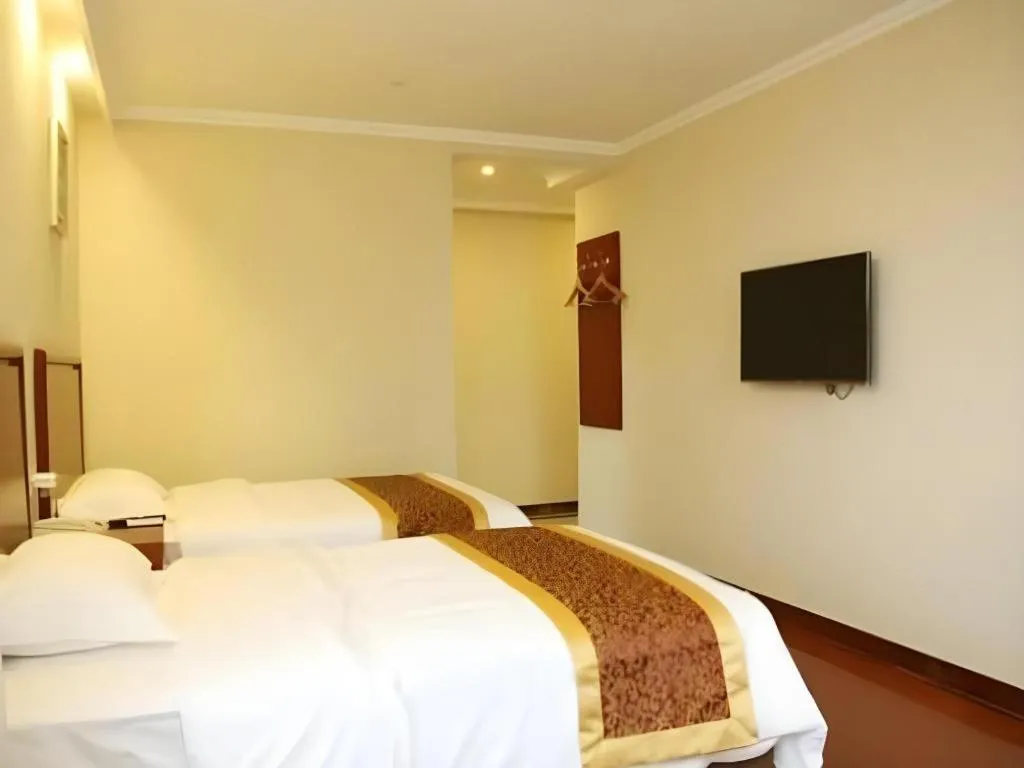 Bed in GreenTree Inn Shanghai MinHang ZhuanQiao Subway Station East ZhuanXing Road Shell Hotel