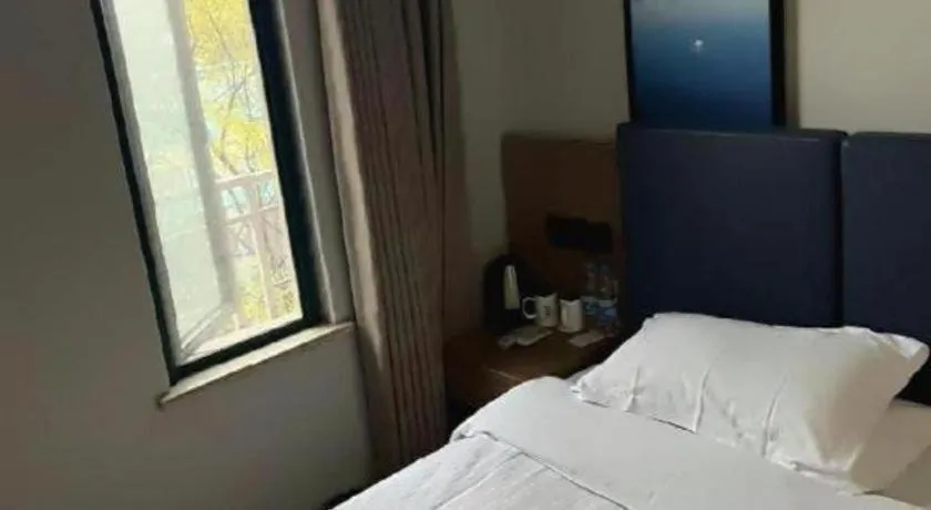Bed in GreenTree Inn Shanghai MinHang ZhuanQiao Subway Station East ZhuanXing Road Shell Hotel