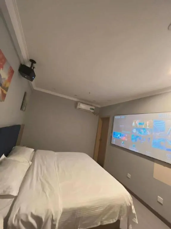 Bed in GreenTree Inn Shanghai MinHang ZhuanQiao Subway Station East ZhuanXing Road Shell Hotel