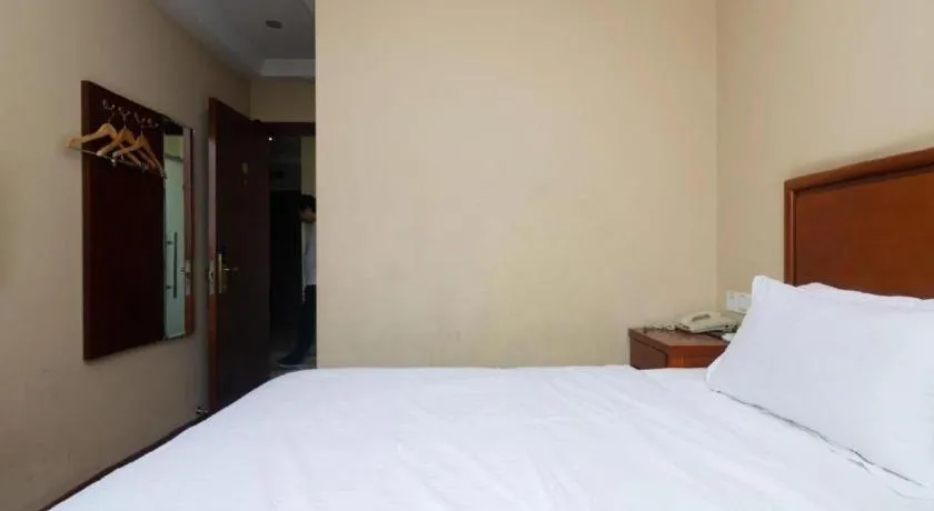 Bed in GreenTree Inn Shanghai Hongqiao Airport Huqingping Highway Shell Hotel