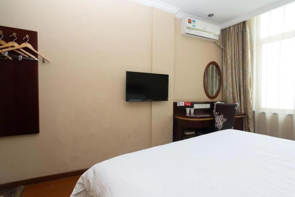 Bed in GreenTree Inn Shanghai Hongqiao Airport Huqingping Highway Shell Hotel