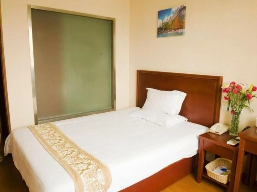 Bed in GreenTree Inn Shanghai Hongqiao Airport Huqingping Highway Shell Hotel
