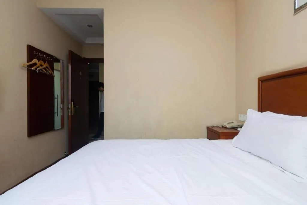 Bed in GreenTree Inn Shanghai Hongqiao Airport Huqingping Highway Shell Hotel