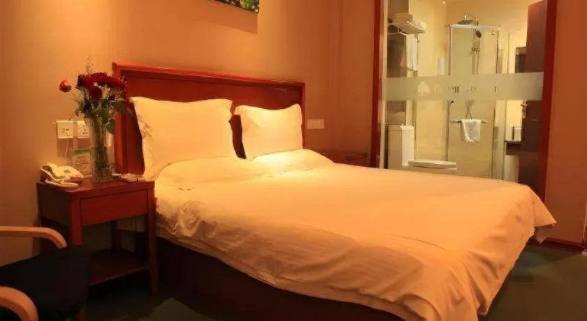 Bed in GreenTree Inn Lanzhou Yantan Road Express Hotel