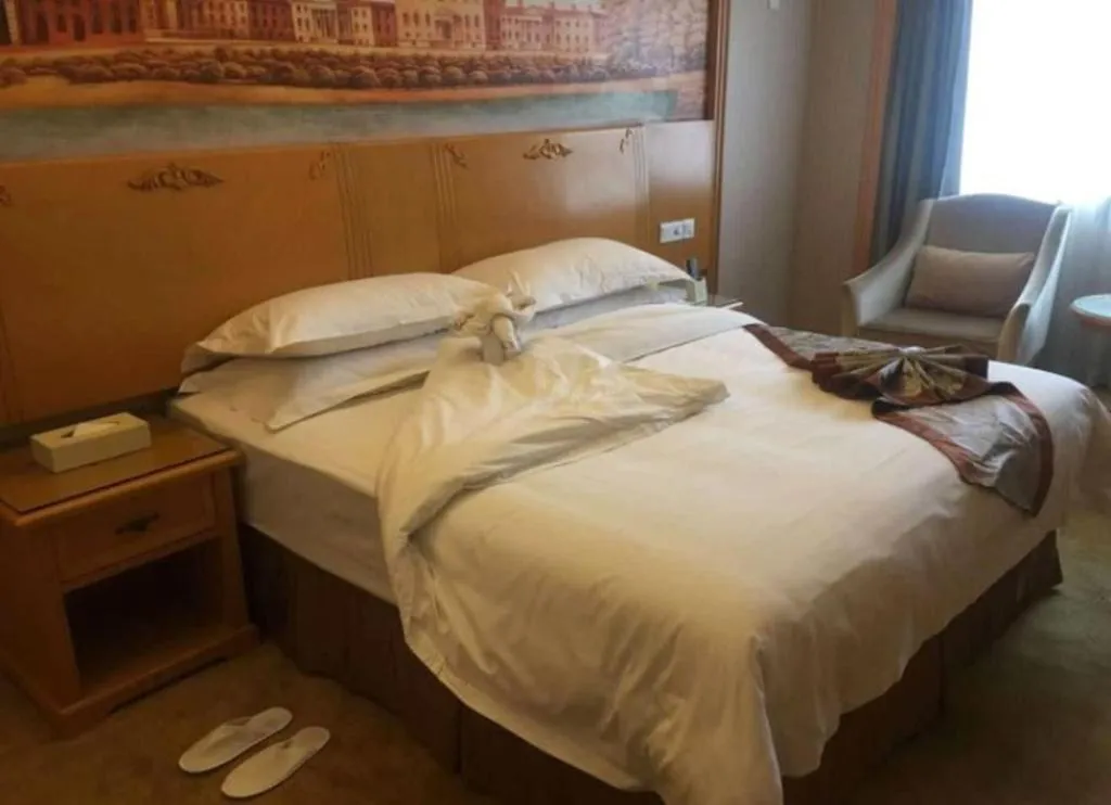 Bed in Vienna International Hotel Lhasa Potala Palace