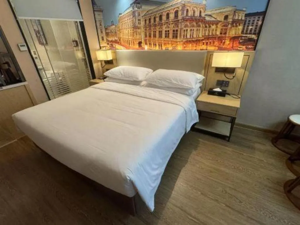 Bed in Vienna International Hotel Guangzhou Baiyun Dayuanli Plaza