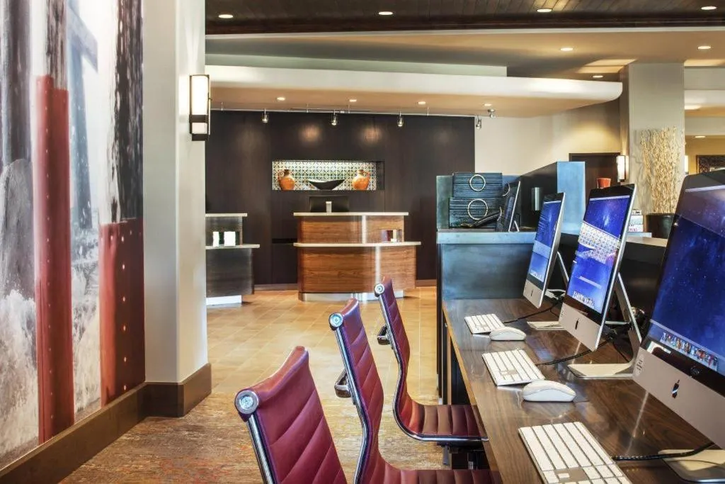 Courtyard by Marriott Anaheim Theme Park Entrance