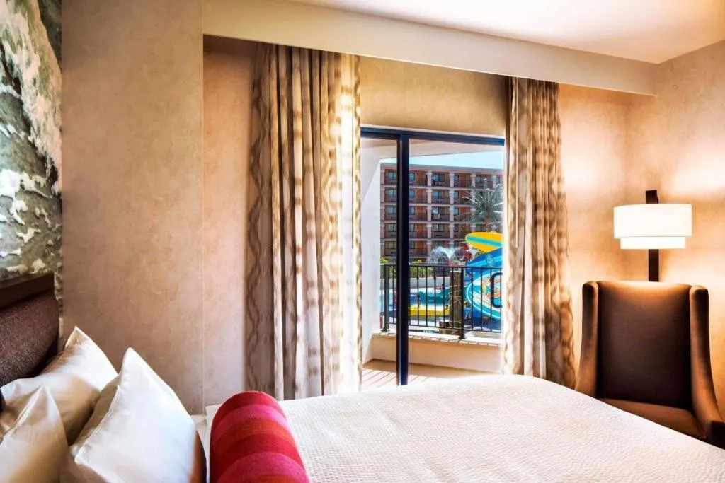 Bed in Courtyard by Marriott Anaheim Theme Park Entrance