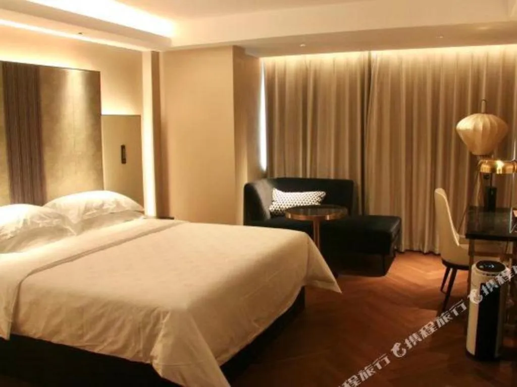 Bed in Jinjiang Metropolo Shanghai Minhang