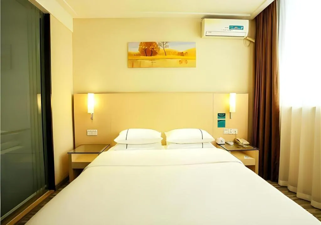 Bed in City Comfort Inn Wuzhou Municipal Square