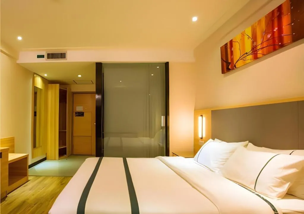 Bed in City Comfort Inn Wuzhou Municipal Square