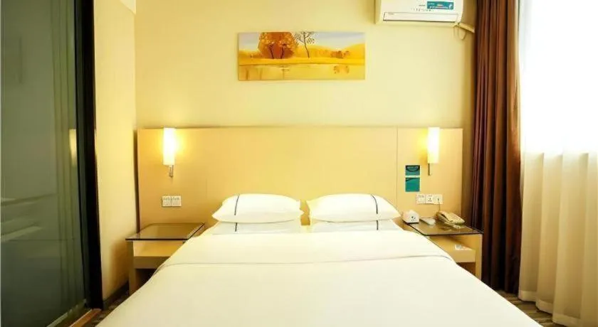 Bed in City Comfort Inn Wuzhou Municipal Square