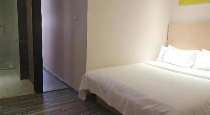 Bed in City Comfort Inn Wuzhou Municipal Square