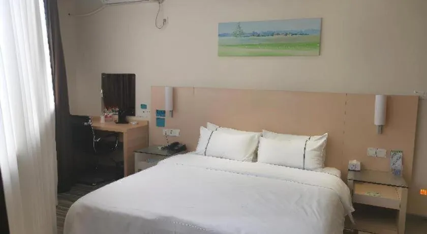 Bed in City Comfort Inn Wuzhou Municipal Square