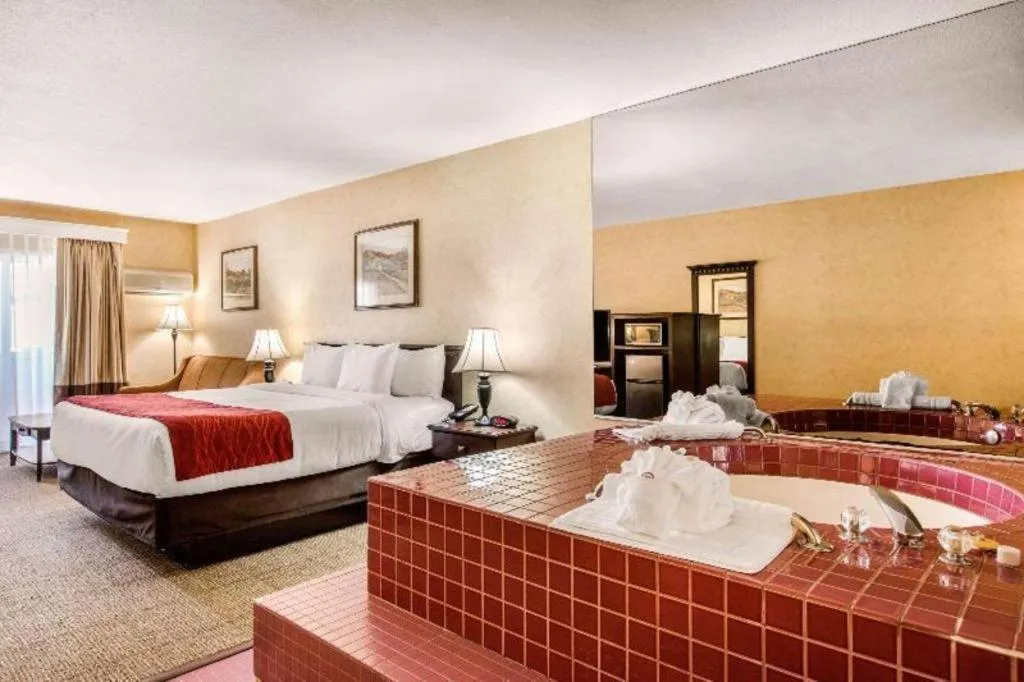 Bed in Comfort Inn Escondido San Diego North County