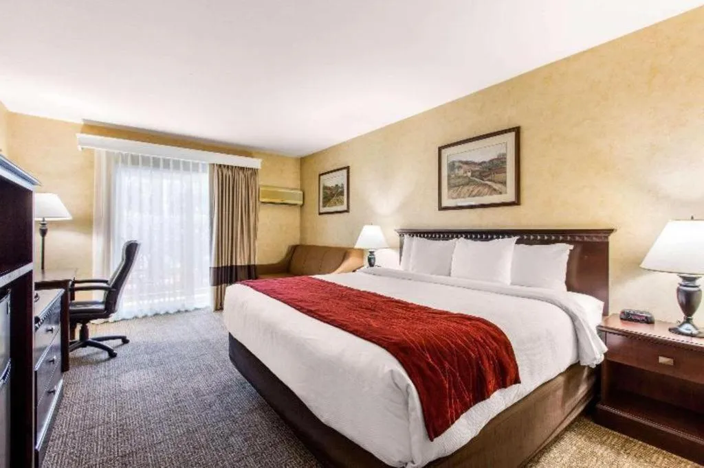 Bed in Comfort Inn Escondido San Diego North County