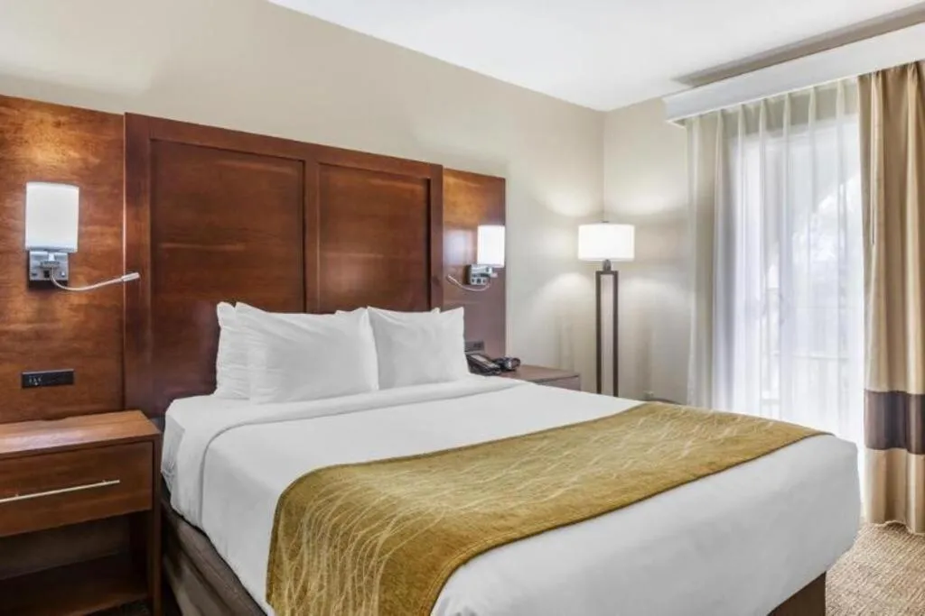 Bed in Comfort Inn Escondido San Diego North County