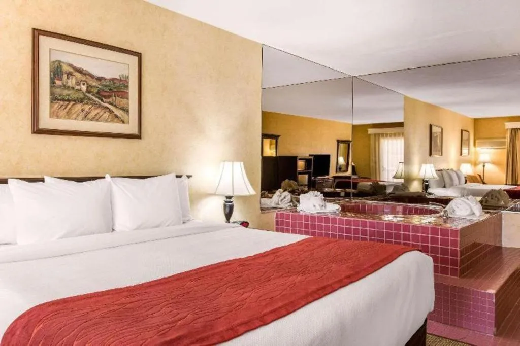 Bed in Comfort Inn Escondido San Diego North County