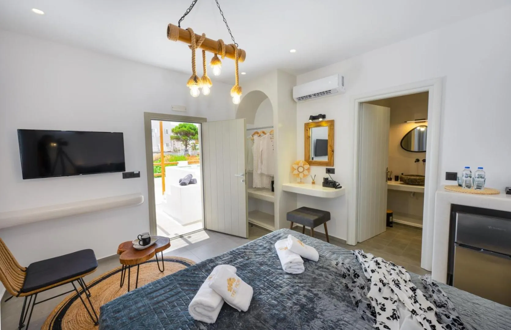 Photo of the whole room, Bed in Tre Fiori - The Retreat Suites