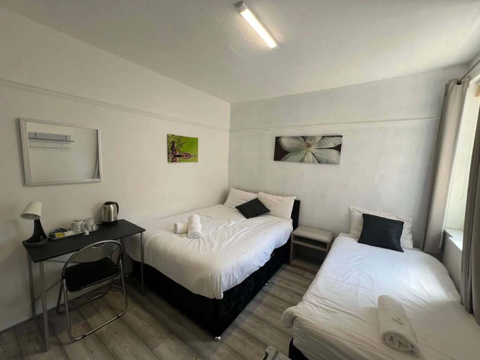 Bedroom, Bed in Henson hotel