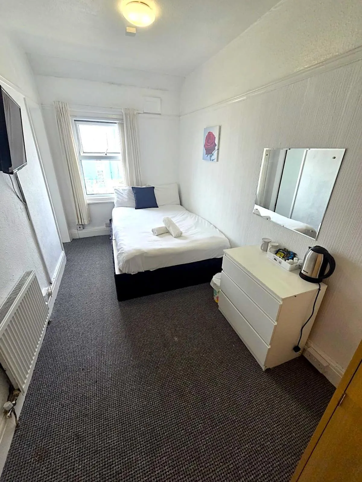 Bedroom, Bed in Henson hotel