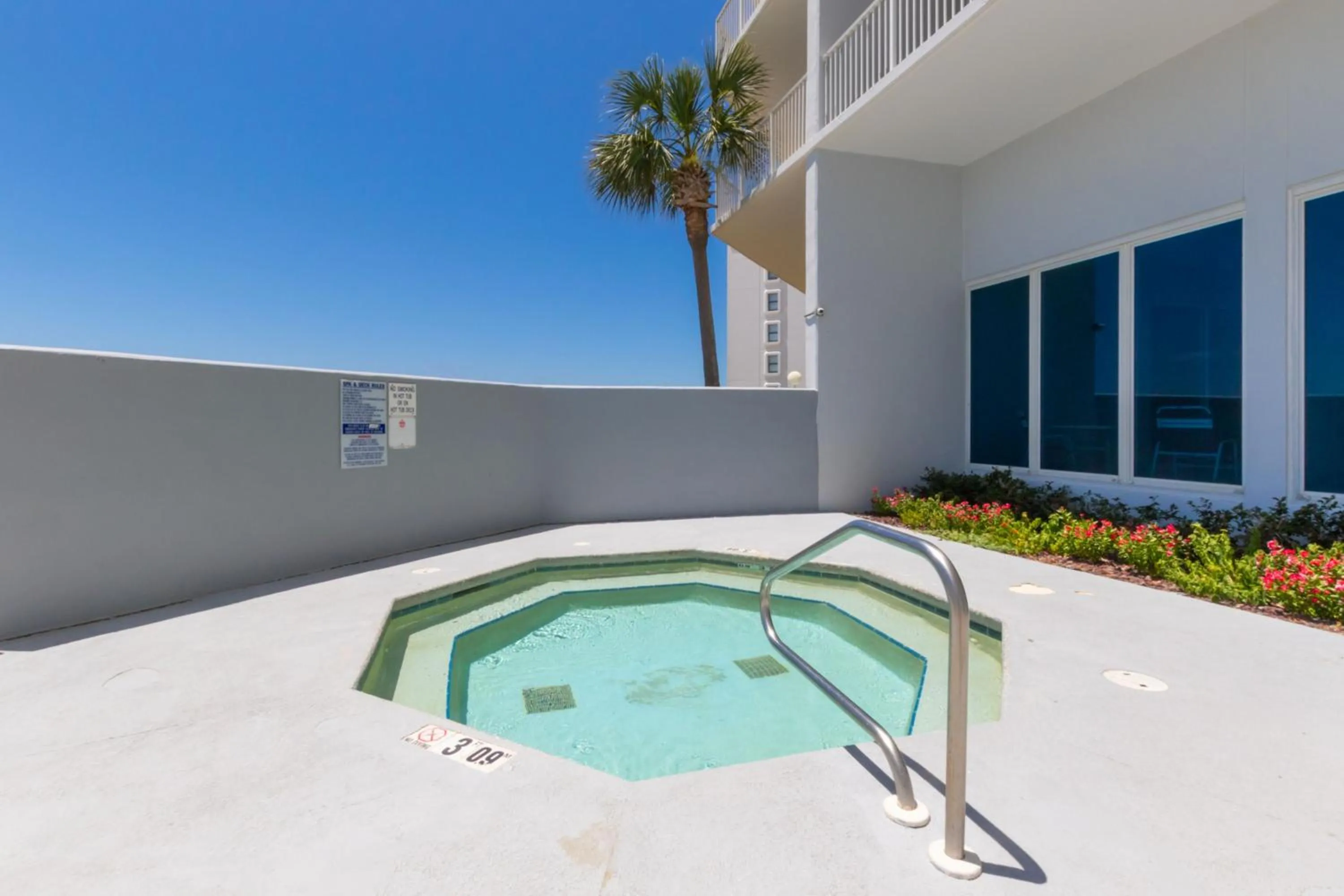 Hot Tub in Lighthouse Condos Gulf Shores