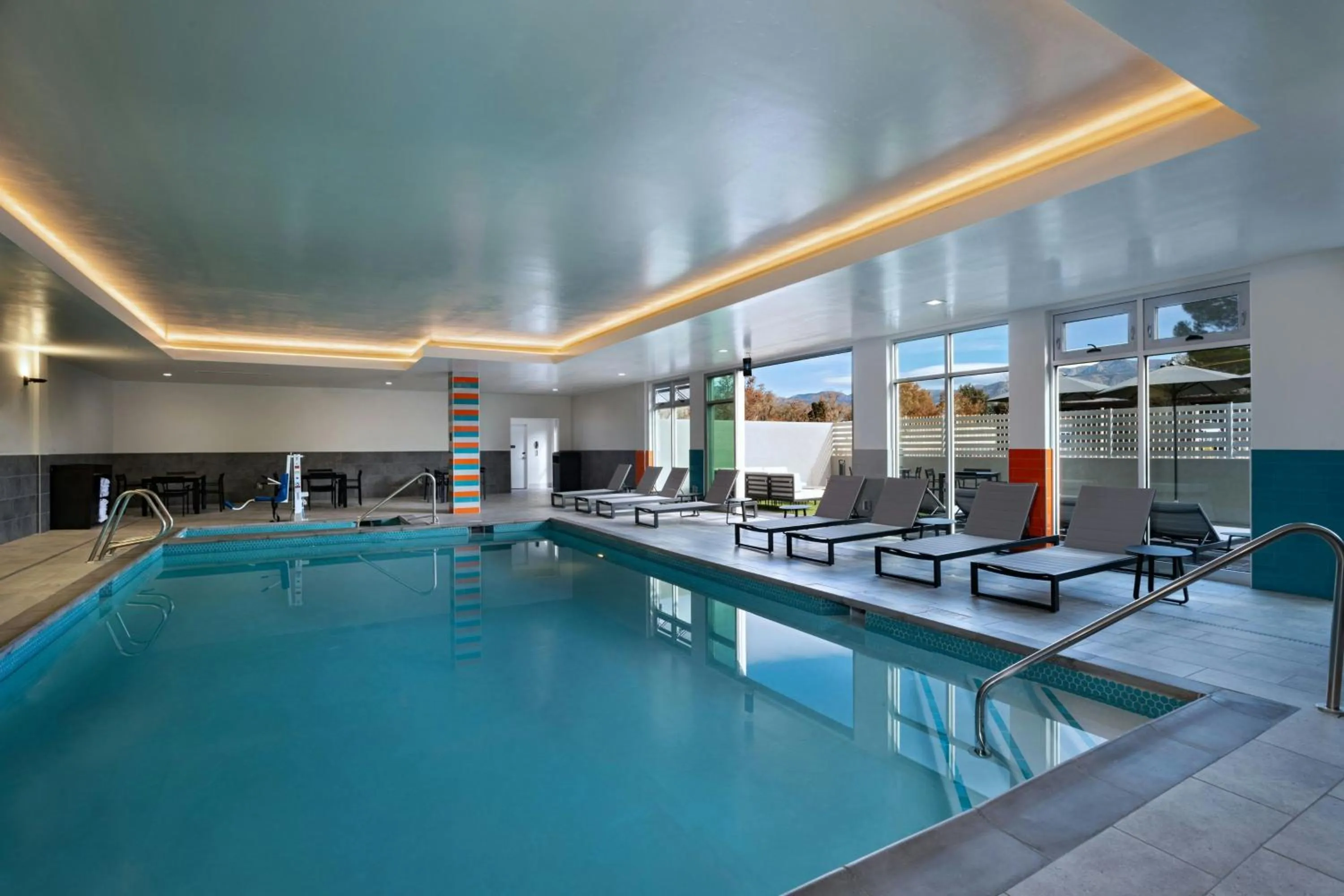 Swimming pool in TownePlace Suites by Marriott Albuquerque Uptown