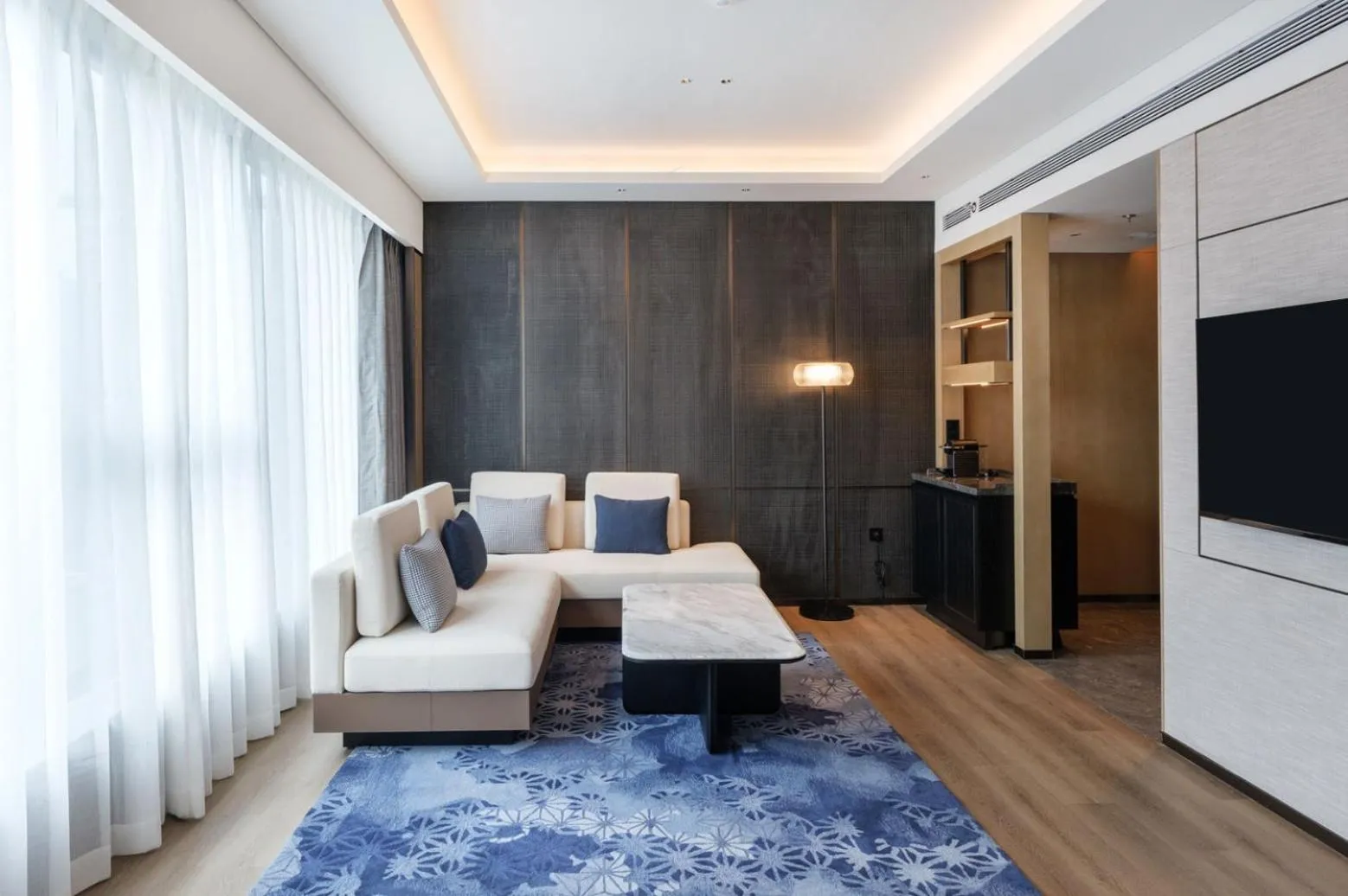 Living room, Bed in Luoyang Marriott Hotel