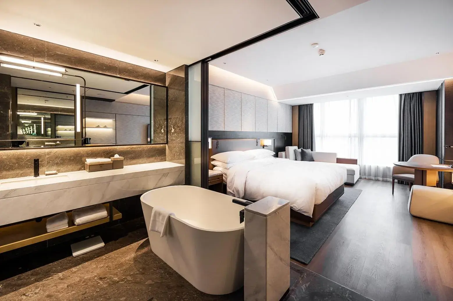 Deluxe King Room with Lake View in Luoyang Marriott Hotel Deluxe King Room with Lake View in Luoyang Marriott Hotel