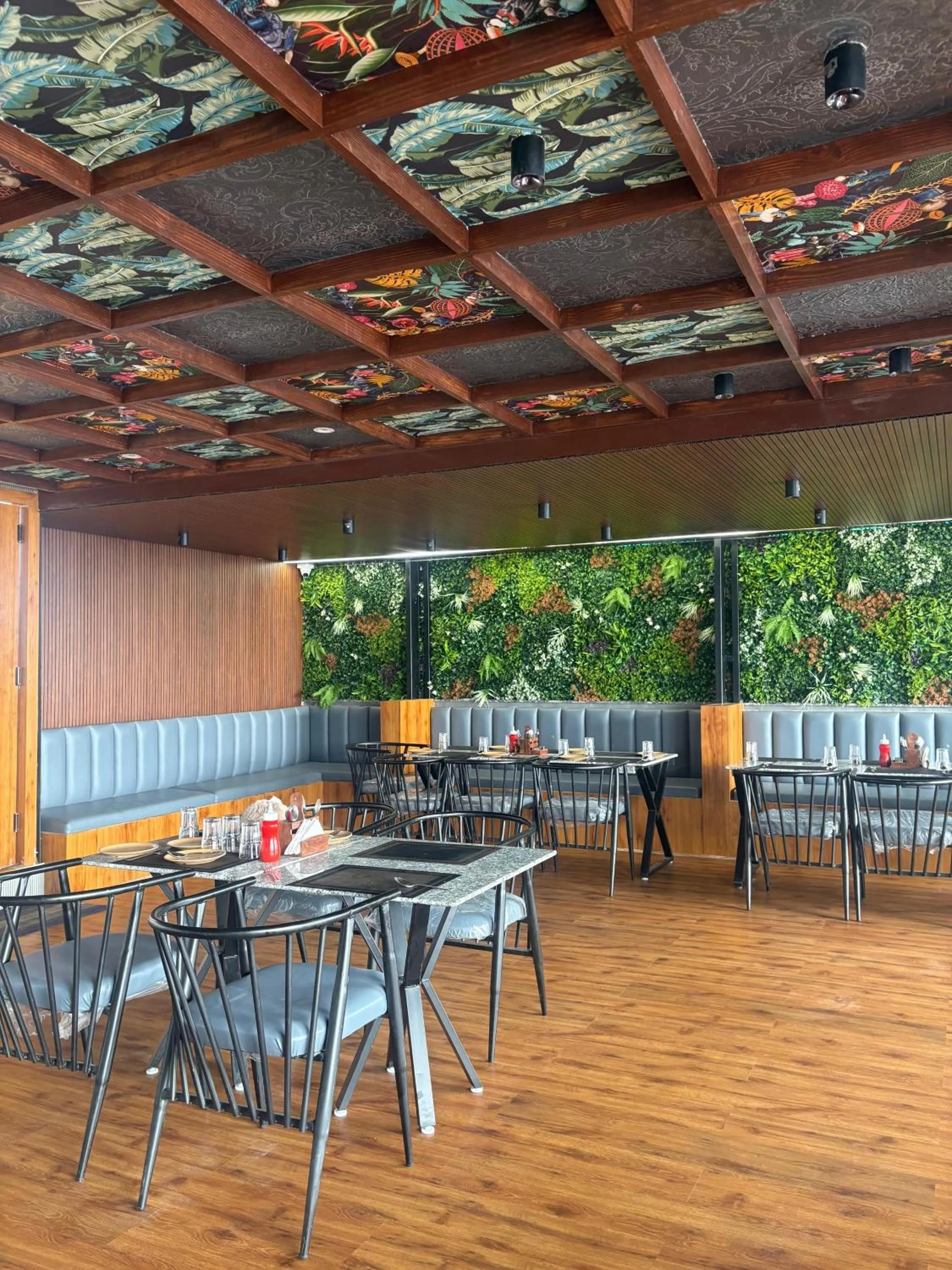 Restaurant/places to eat in Hotel Shrinath Palace