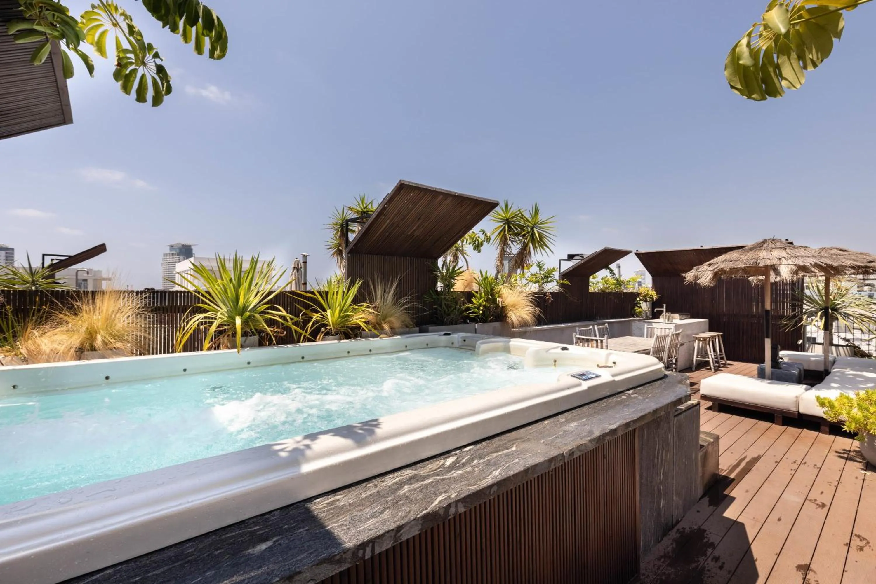 High Living Penthouse with Rooftop Pool