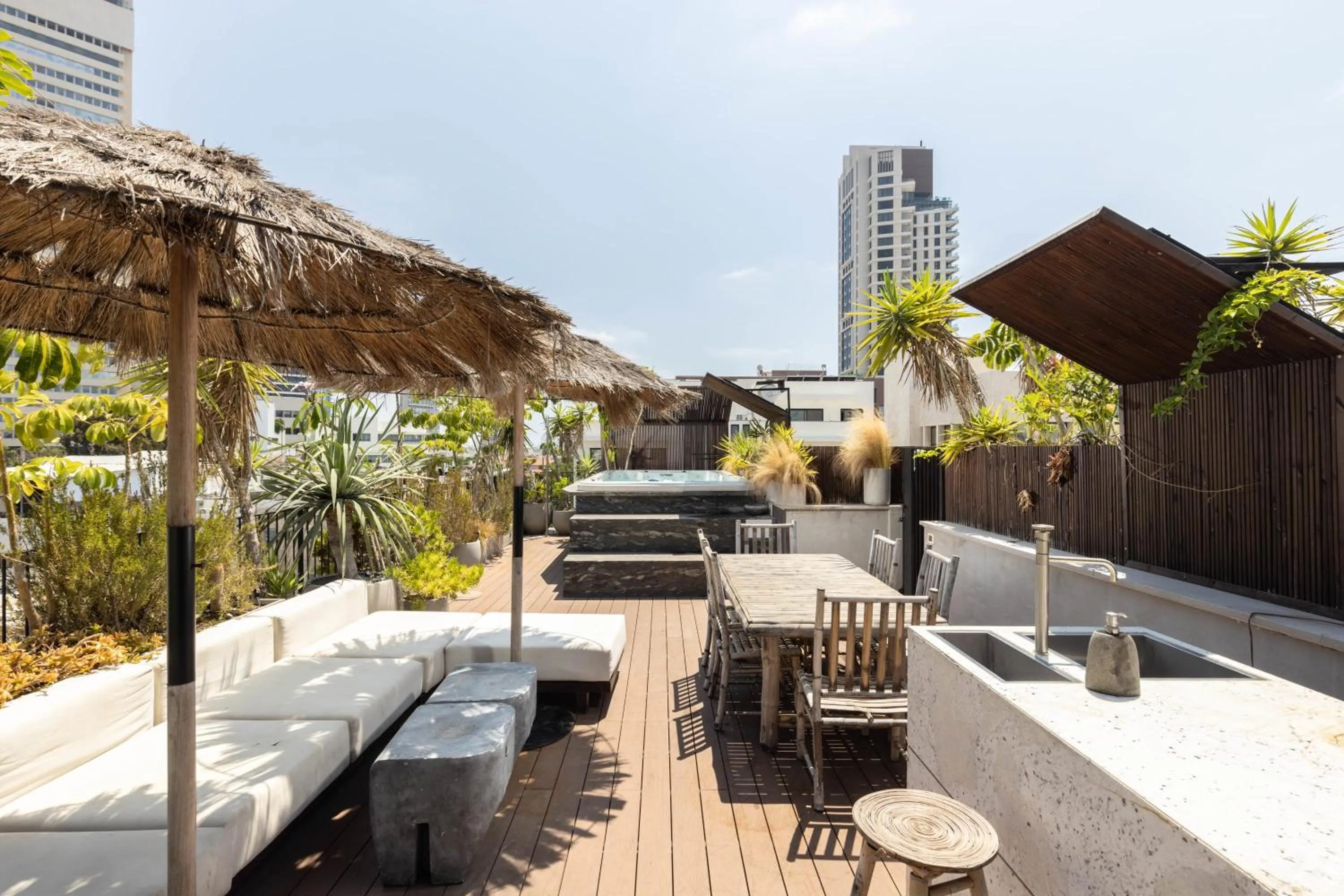 High Living Penthouse with Rooftop Pool