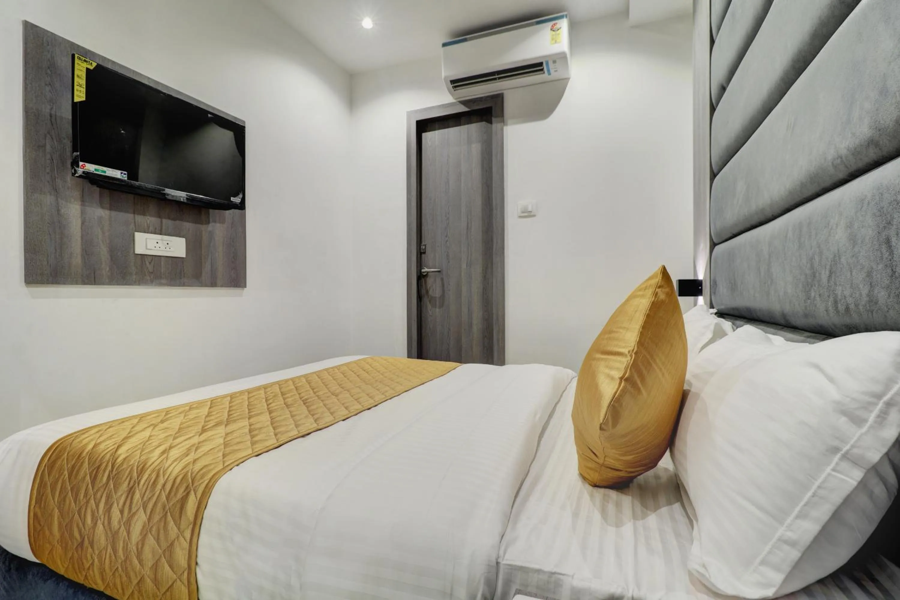 Communal lounge/ TV room, Bed in Hotel Isra International, BKC