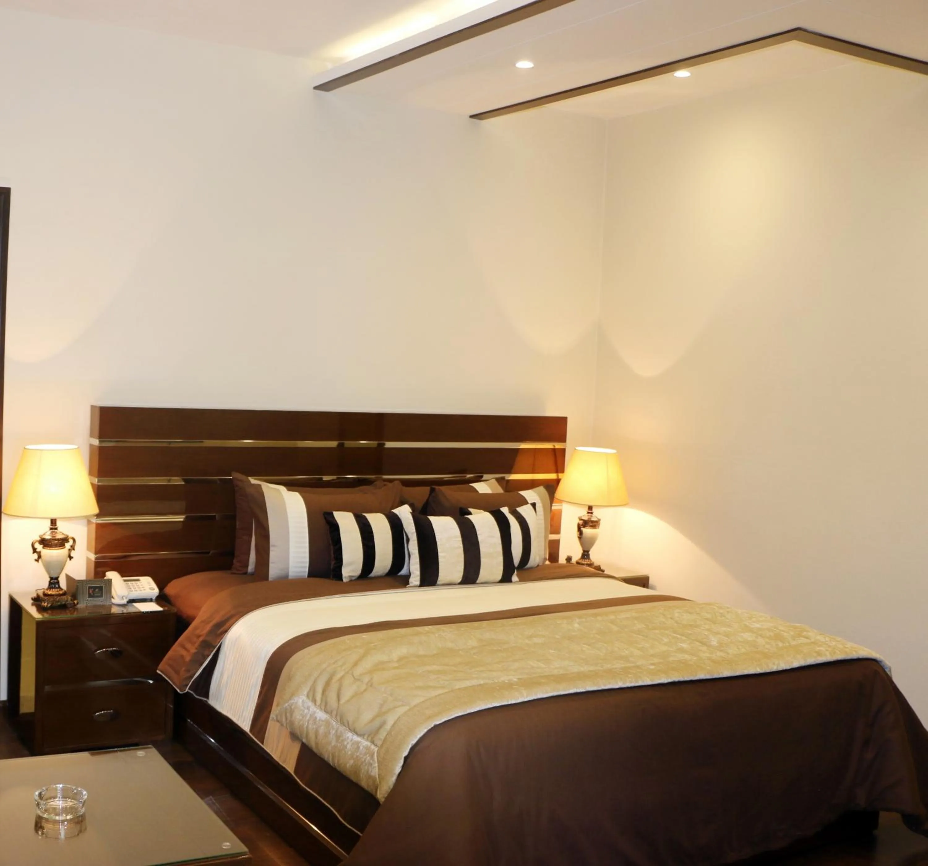 Bed in Royaute Luxury Suites and Hotel Gulberg Lahore