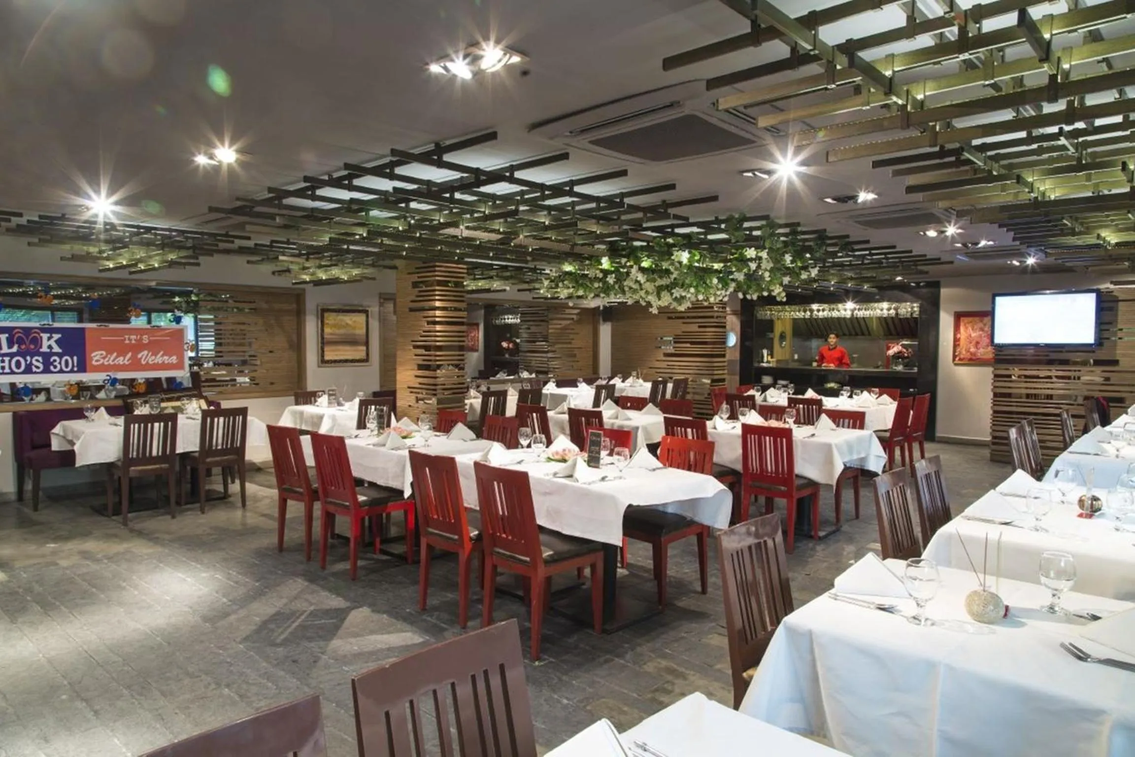 Restaurant/places to eat in Royaute Luxury Suites and Hotel Gulberg Lahore